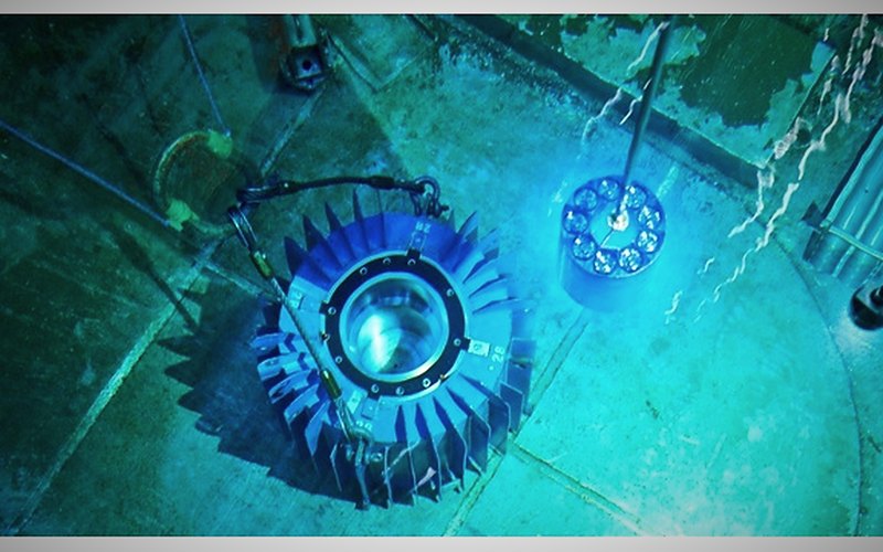 Irradiated assembly glowing in a reactor bay